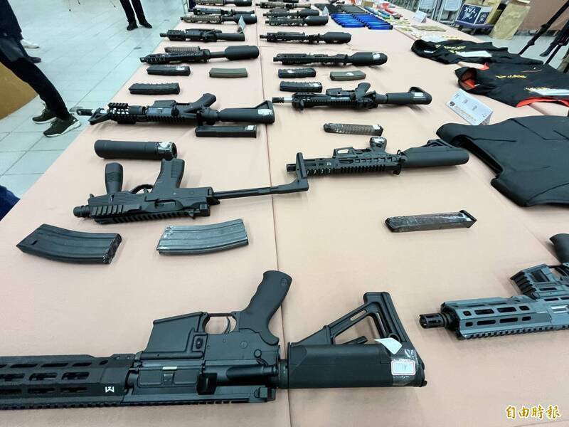 警方在竹北仓库内起获为数可观的军火。(资料照) 警方在竹北仓库内起获为数可观的军火。(资料照)