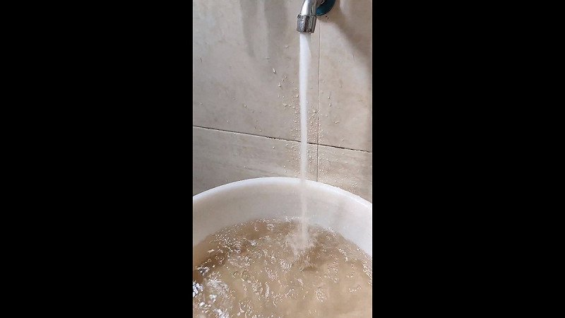  近期杭州爆發的糞水爭議，讓中國各地的民眾開始關注自來水的水質問題，許多網友也反映自家自來水受汙染的情形。 圖：擷取自 @whyyoutouzhele X 分享影片 