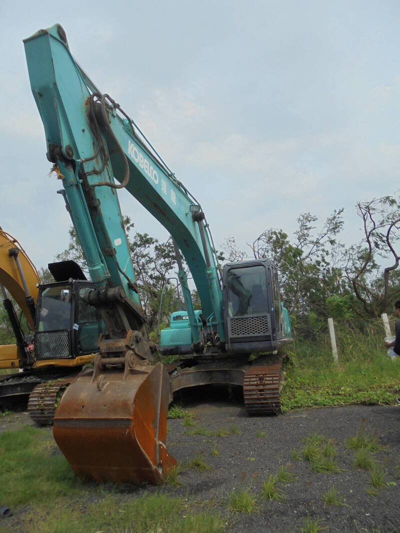 行政执行台南分署将于8月5日法拍检方扣押的大型挖土机。(行政执行台南分署提供) 行政执行台南分署将于8月5日法拍检方扣押的大型挖土机。(行政执行台南分署提供)