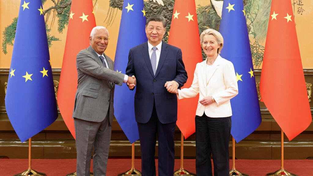 中国国家主席习近平2025年7月24日在北京人大会堂，与出席中欧建交50周年峰会的欧盟委员会主席冯德莱恩及欧盟理事会主席科斯塔会谈。