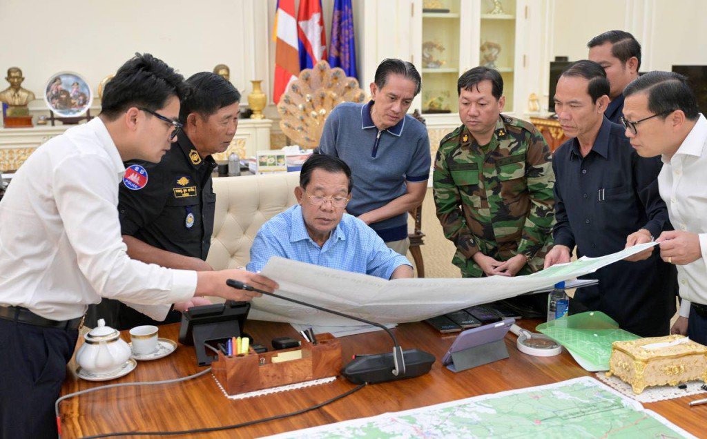 洪森与官员一起看地图。 Samdech Hun Sen of Cambodia