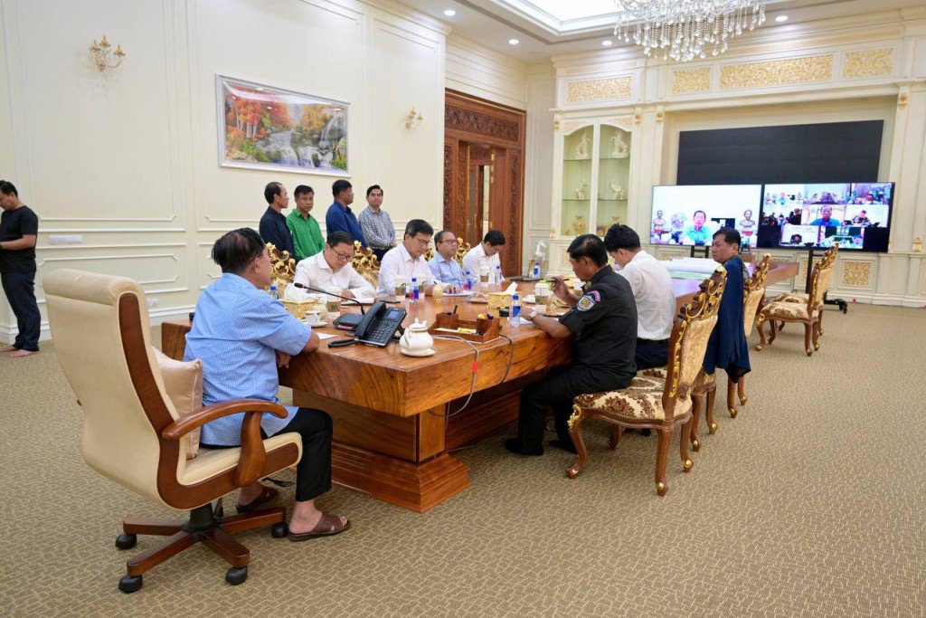洪森开作战会议。 Samdech Hun Sen of Cambodia