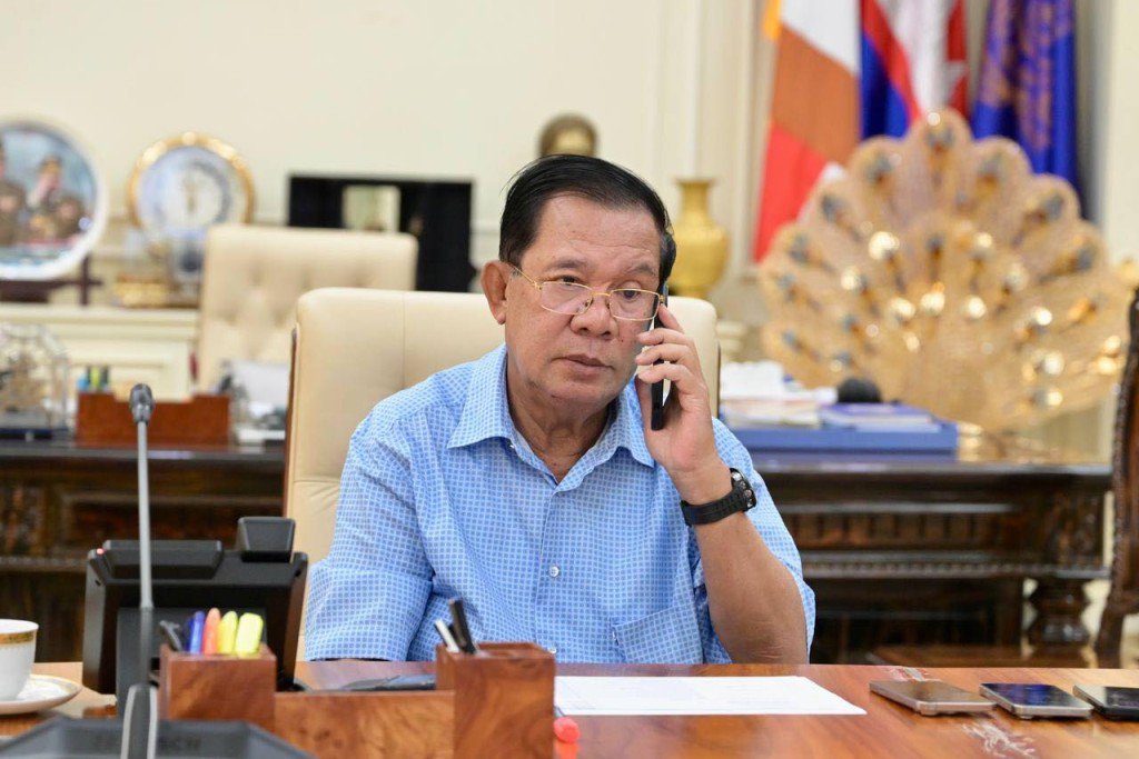 洪森开作战会议应对泰柬冲突，桌上有多部手机。 Samdech Hun Sen of Cambodia