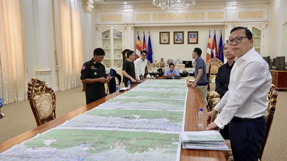 洪森开作战会议，桌上摊开大幅地图。 Samdech Hun Sen of Cambodia