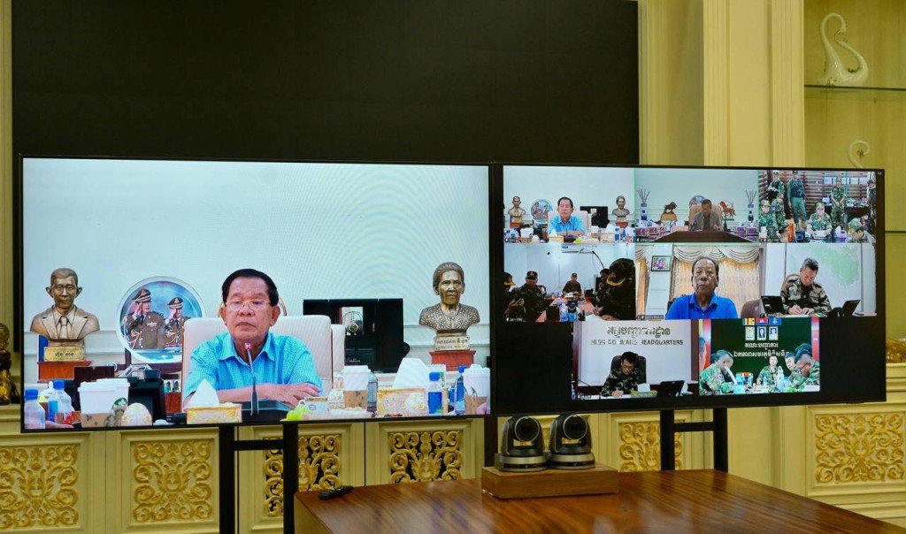 洪森与其他官员视像开会开。 Samdech Hun Sen of Cambodia
