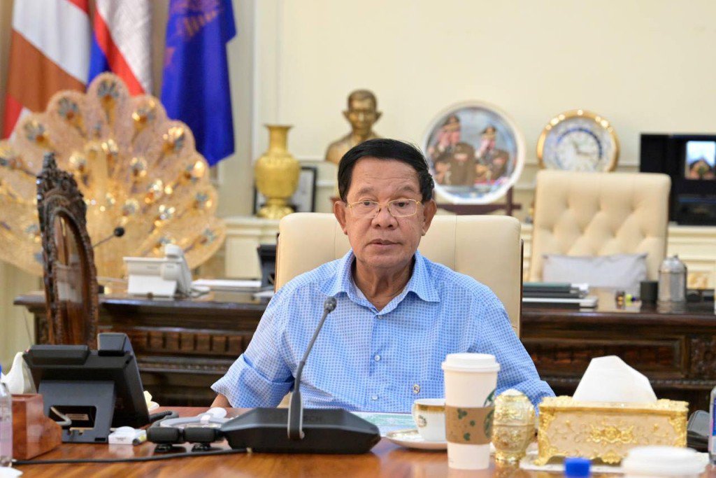 洪森开作战会议，桌上还有星巴克外卖杯。 Samdech Hun Sen of Cambodia
