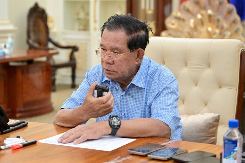 洪森开作战会议应对泰柬冲突，桌上有多部手机。 Samdech Hun Sen of Cambodia