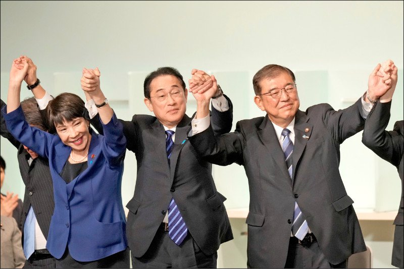 去年曾与自民党现任总裁石破茂（右一）竞逐党魁宝座的候选人中，高市早苗（左一）被视为争取下任总裁的热门人选之一，还有人认为前首相岸田文雄（中）将是「黑马」。 （欧新社文件照）