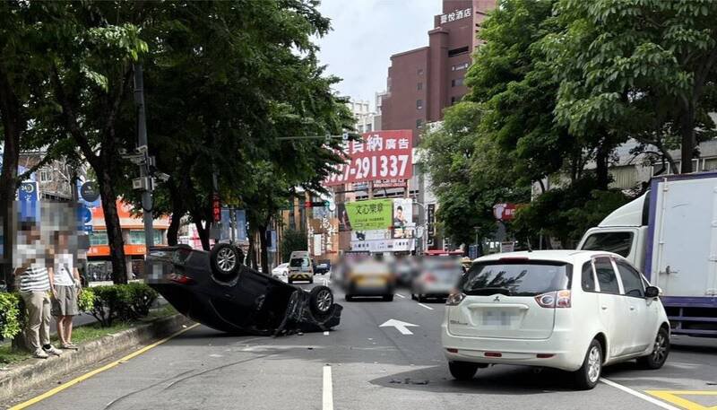 白色三菱轿车与黑色丰田轿车发生碰撞事故的路口。(民众提供) 白色三菱轿车与黑色丰田轿车发生碰撞事故的路口。(民众提供)