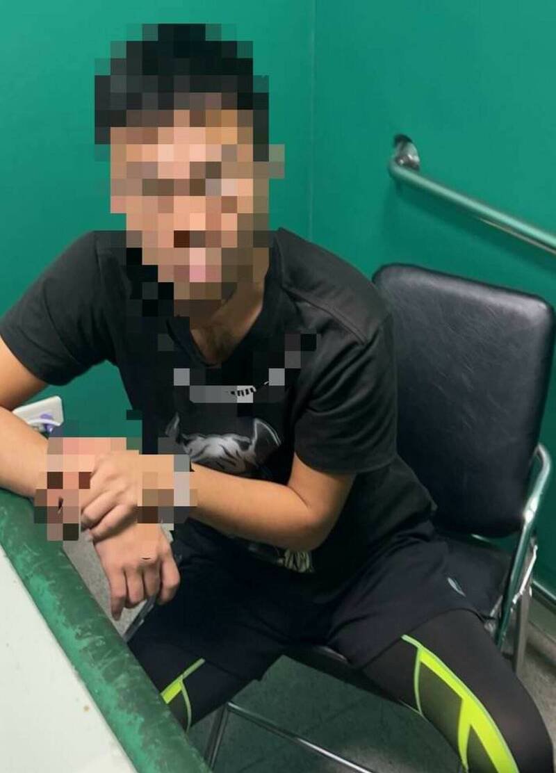 警方趁女子在超商面交款项时,将车手逮获。(警方提供) 警方趁女子在超商面交款项时,将车手逮获。(警方提供)