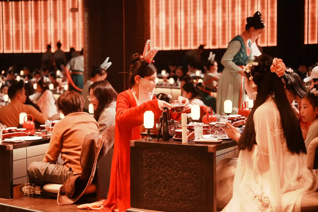 杭州宫宴，为人上菜的服务员也换上了古装。（图/视觉中国）
