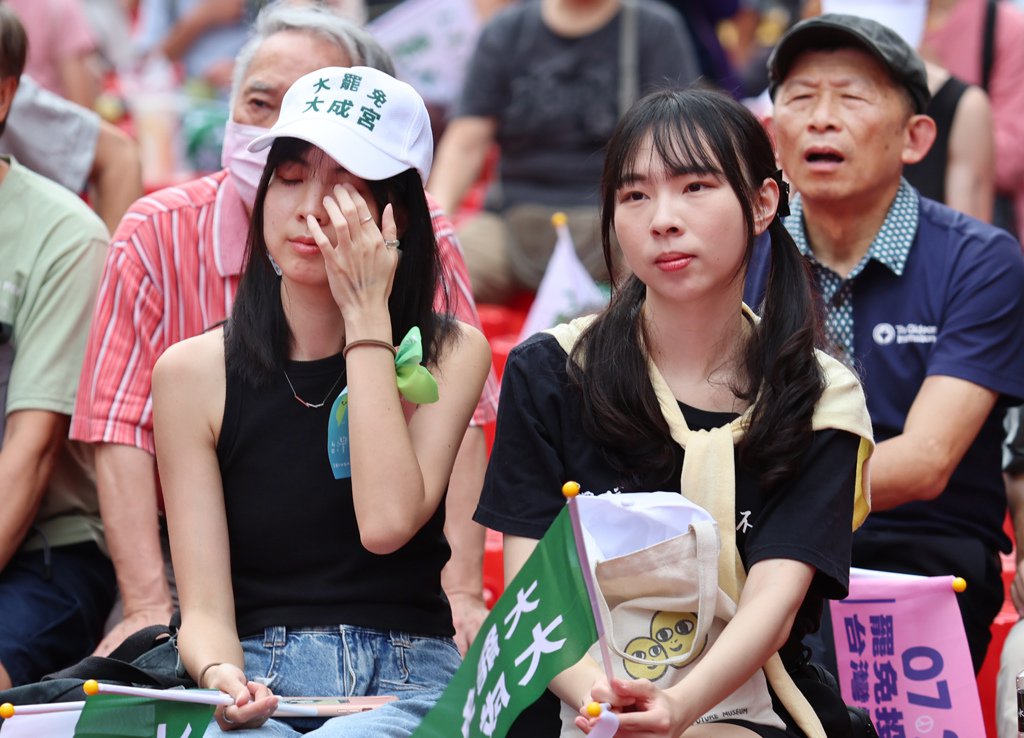 图为青鸟看见开票结果差距越差越大，心情低迷。 （图/姚志平摄）