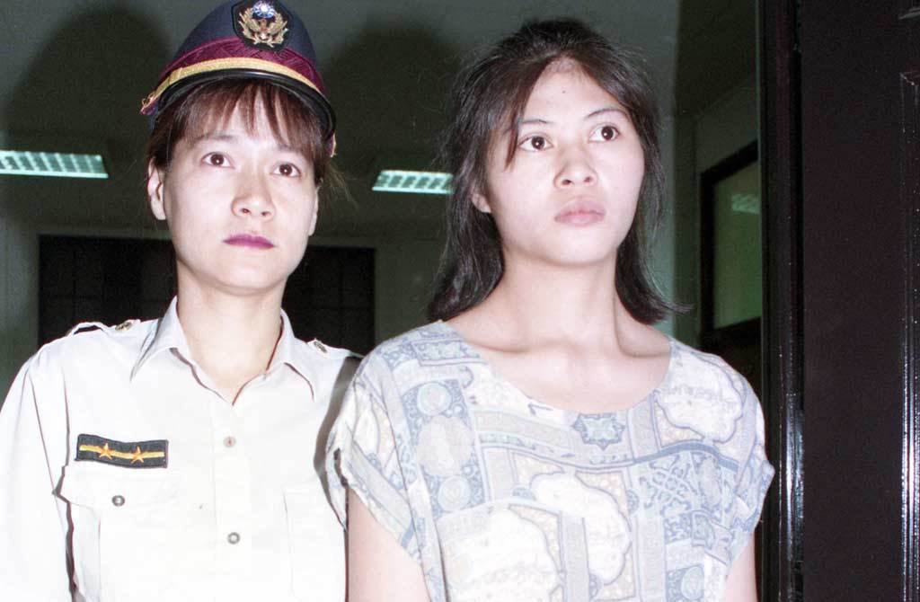 1993年，年仅22岁的邓如雯（右）杀夫，背后隐藏的却是遭性侵产子，长达7年的家庭暴力。 中时资料图