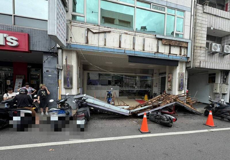 台中太平中兴路一家中医诊所的招牌,昨天不明原因掉落,砸坏停在下方的6辆机车,吓坏附近目击民众。(记者陈建志翻摄) 台中太平中兴路一家中医诊所的招牌,昨天不明原因掉落,砸坏停在下方的6辆机车,吓坏附近目击民众。(记者陈建志翻摄)