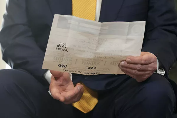 川普加码?欧盟对美投资5000亿被改6000亿,手写字迹曝光