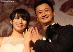 吴京和家人在南宁烧烤被拍 穿了增高棉鞋 胡子拉碴好油腻