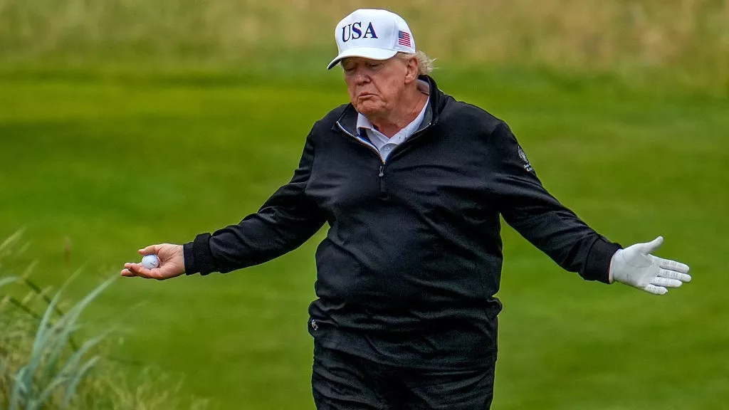 川普打golf都要作弊?球僮疑似偷将球放更有利位置