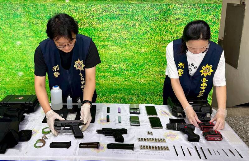 南市刑警大队查获绰号「六甲胜哥」的45岁施姓男子涉嫌持有枪毒。(警方提供) 南市刑警大队查获绰号「六甲胜哥」的45岁施姓男子涉嫌持有枪毒。(警方提供)