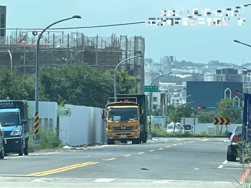 陈姓清洁队员驾驶垃圾车「脱离路线」,于定点向萧姓业者载运垃圾。(记者张瑞桢翻摄) 陈姓清洁队员驾驶垃圾车「脱离路线」,于定点向萧姓业者载运垃圾。(记者张瑞桢翻摄)