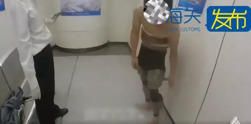 男子夏天穿紧身裤 绑藏数百银戒指 手机16台入境