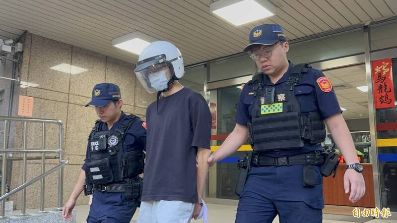 男子刘柏葳被移送检方侦办。(记者邱俊福摄) 男子刘柏葳被移送检方侦办。(记者邱俊福摄)