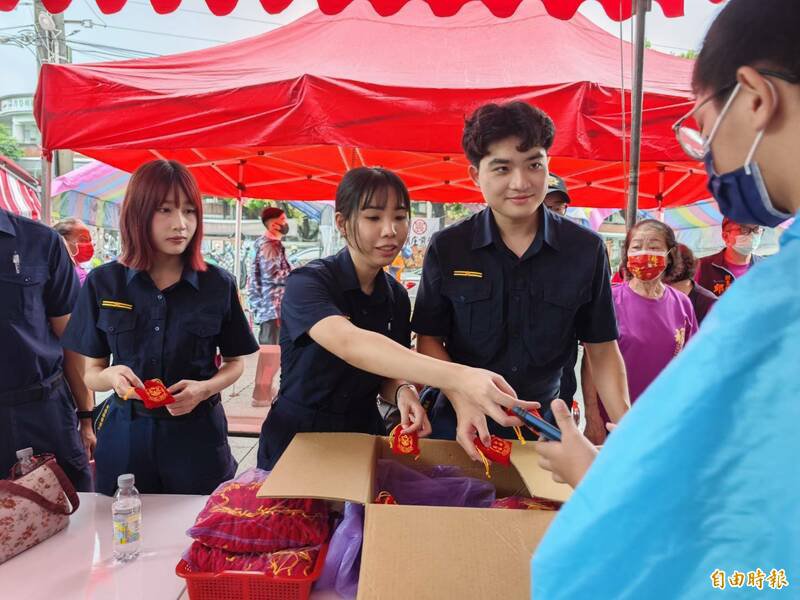 警方与福安宫合作发放平安金币。(记者陈彦廷摄) 警方与福安宫合作发放平安金币。(记者陈彦廷摄)