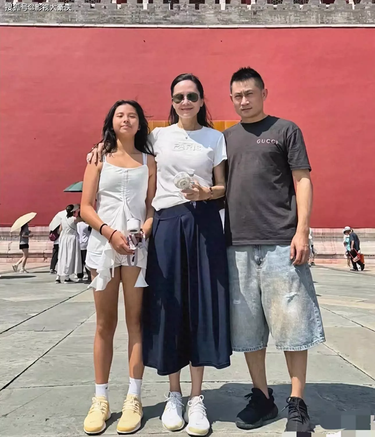 51岁郭羡妮一家北京旅游，老公暖心为其撑伞