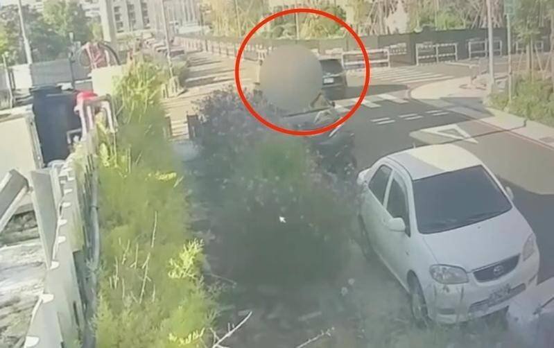 黄姓移工开车撞死骑士后弃车逃逸,稍早已到案。(民众提供) 黄姓移工开车撞死骑士后弃车逃逸,稍早已到案。(民众提供)