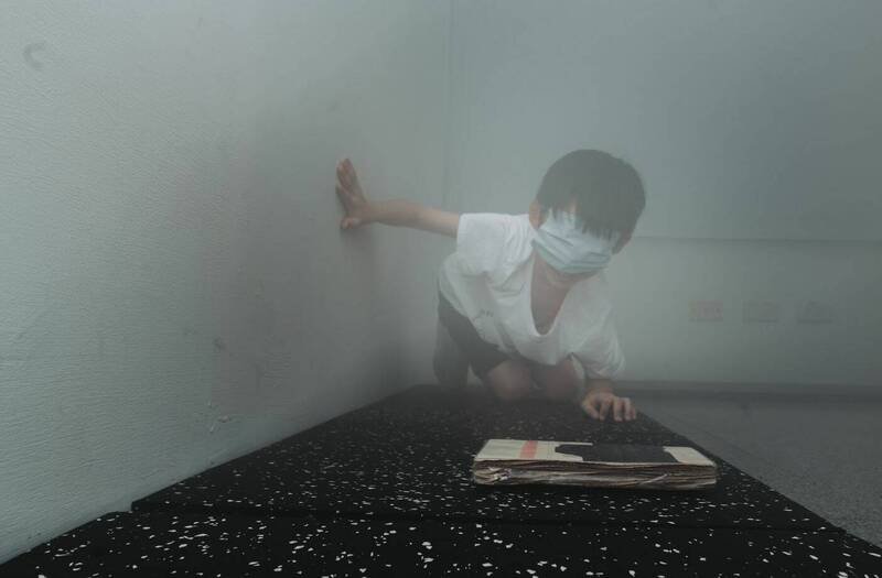 台中市消防局溪湳分队举办暑期消防营,活动中安排小朋友体验浓烟逃生。(图由溪湳分队提供) 台中市消防局溪湳分队举办暑期消防营,活动中安排小朋友体验浓烟逃生。(图由溪湳分队提供)