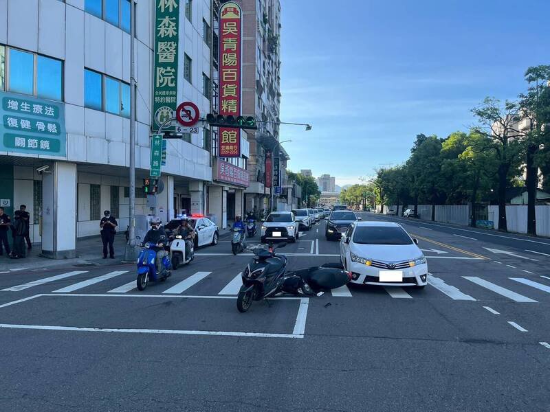 郭男疑恍神未注意前方礼让救护车的汽机车,酿3车连环撞。(图由民众提供) 郭男疑恍神未注意前方礼让救护车的汽机车,酿3车连环撞。(图由民众提供)