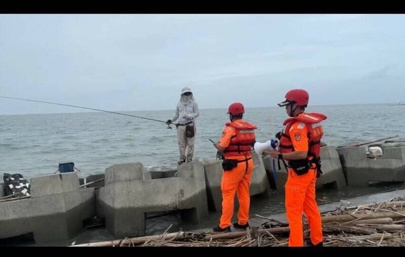海巡署呼吁台风期间避免观浪及从事水域活动,违法进入台风警戒区者将迳行开立举发单。(记者姚岳宏翻摄) 海巡署呼吁台风期间避免观浪及从事水域活动,违法进入台风警戒区者将迳行开立举发单。(记者姚岳宏翻摄)