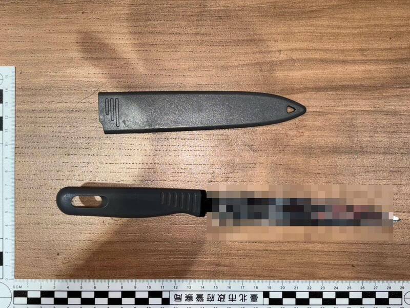 警方查扣犯案的刀械。(记者邱俊福翻摄) 警方查扣犯案的刀械。(记者邱俊福翻摄)