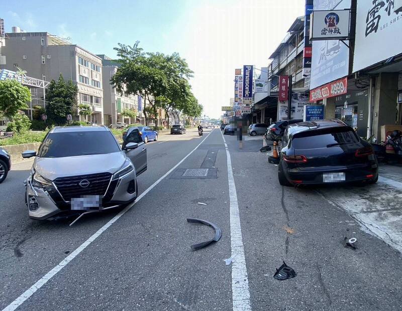 轿车撞击路边的保时捷,保时捷维修恐所费不赀。(警方提供) 轿车撞击路边的保时捷,保时捷维修恐所费不赀。(警方提供)