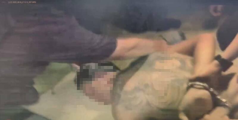 蔡男遭警方压制。(警方提供) 蔡男遭警方压制。(警方提供)
