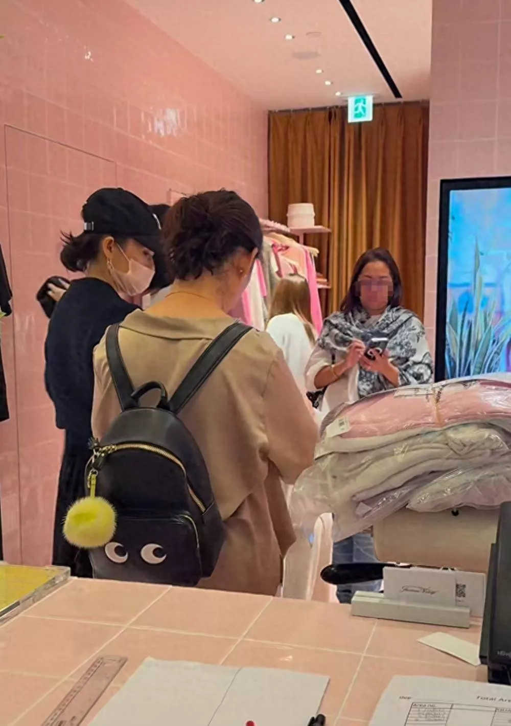 章子怡母子香港吃西餐！素颜歪嘴剔牙没形象