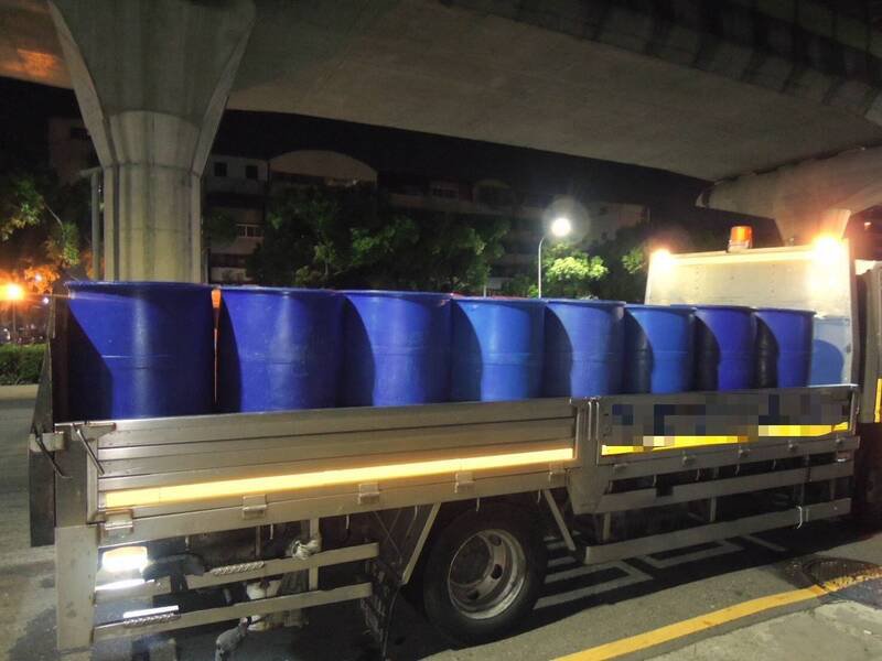 陈男驾驶的厨余回收车。(民众提供) 陈男驾驶的厨余回收车。(民众提供)