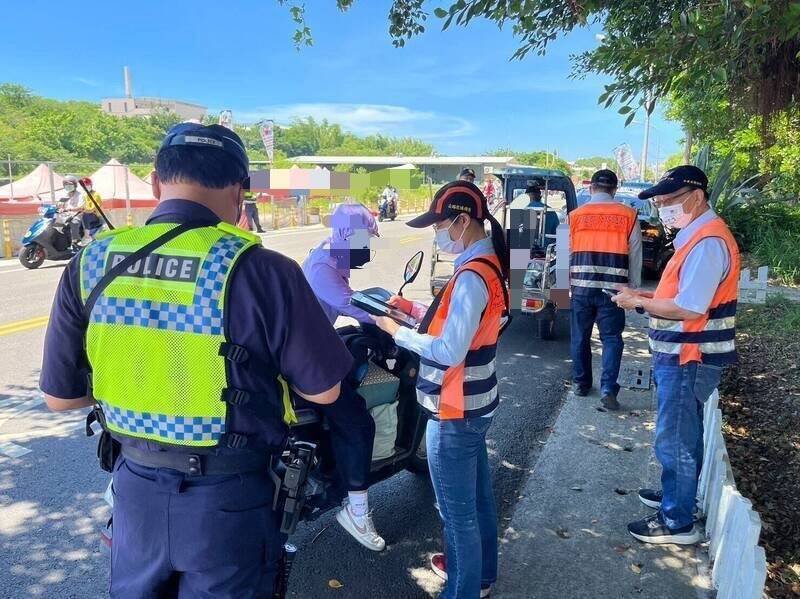 屏县警方8月20日起针对全县事故高风险路口,加强闯红灯及未戴安全帽违规取缔。(图由屏东县政府警察局提供) 屏县警方8月20日起针对全县事故高风险路口,加强闯红灯及未戴安全帽违规取缔。(图由屏东县政府警察局提供)