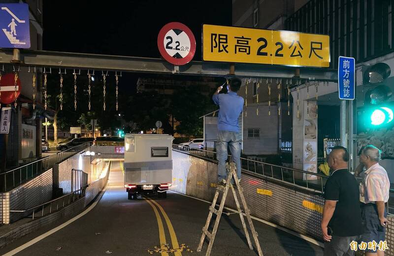 罗东镇公所派员切掉限高架上活动式铁链,协助露营车脱困。(图由张添财提供) 罗东镇公所派员切掉限高架上活动式铁链,协助露营车脱困。(图由张添财提供)