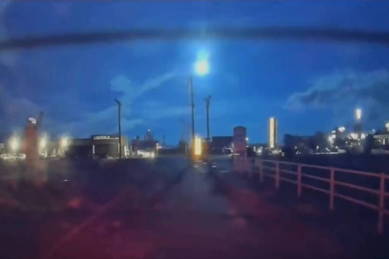 鹿儿岛居民的行车纪录器拍下巨大火球掉落瞬间。(撷取自@kuExB9lmhR23vJ6/X) 鹿儿岛居民的行车纪录器拍下巨大火球掉落瞬间。(撷取自@kuExB9lmhR23vJ6/X)