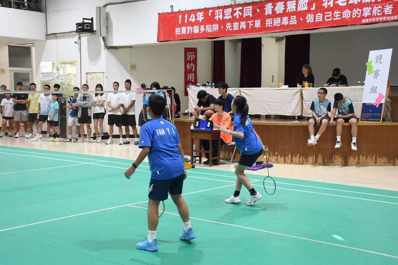 桃园警察分局「羽众不同,青春无敌」羽毛球趣味竞赛,在桃园区永康市民活动中心开打。(桃园警分局提供) 桃园警察分局「羽众不同,青春无敌」羽毛球趣味竞赛,在桃园区永康市民活动中心开打。(桃园警分局提供)