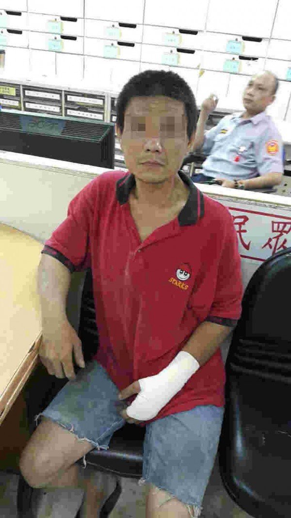 卢姓男子因车祸伤一手,又因偷窃伤了另一只手,先送医再被送办。(记者黄良杰翻摄) 卢姓男子因车祸伤一手,又因偷窃伤了另一只手,先送医再被送办。(记者黄良杰翻摄)