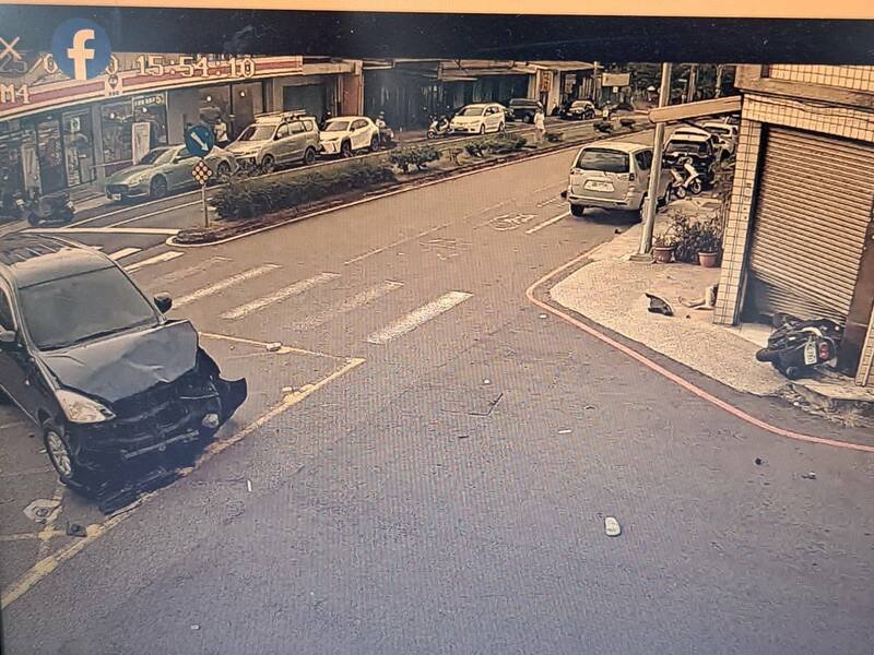 新竹市高翠路巷弄路口又见车祸,高峰里长郭朋鑫PO监视录影画面,怒批市府交通处5年来不设号志杆。(记者洪美秀翻摄) 新竹市高翠路巷弄路口又见车祸,高峰里长郭朋鑫PO监视录影画面,怒批市府交通处5年来不设号志杆。(记者洪美秀翻摄)