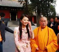 AI合成？释永信“亲吻美女主持手背”