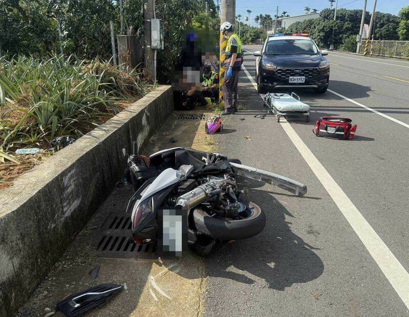 轿车139线突回转,18岁骑士轻伤。(图由消防局提供) 轿车139线突回转,18岁骑士轻伤。(图由消防局提供)