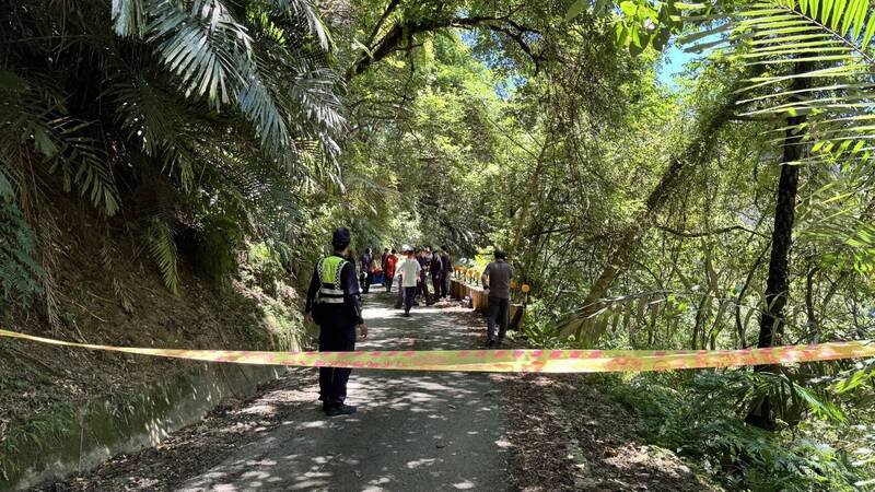 曾姓少年遭虐杀后,被凶嫌等人弃尸在俗称「仙公路」的武营农路边坡下。(民众提供) 曾姓少年遭虐杀后,被凶嫌等人弃尸在俗称「仙公路」的武营农路边坡下。(民众提供)