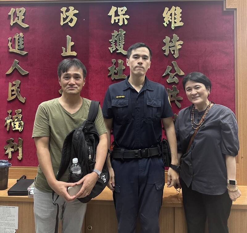 南海路派出所警员詹培尧与日籍夫妇合影。(记者刘庆侯翻摄) 南海路派出所警员詹培尧与日籍夫妇合影。(记者刘庆侯翻摄)