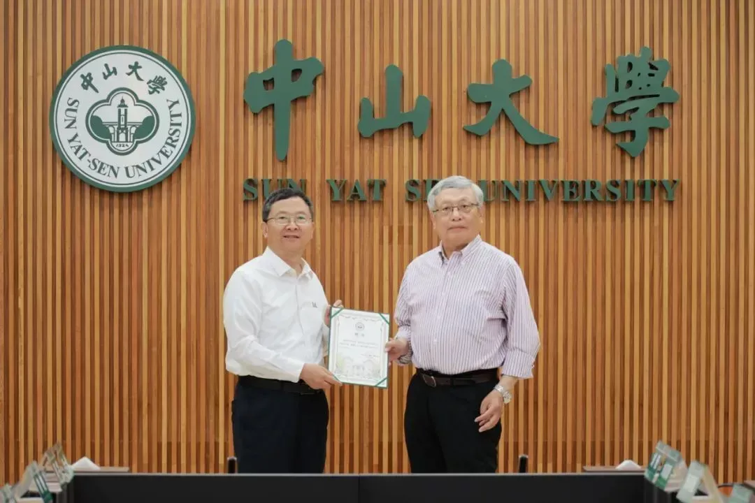 中山大学校长高松为张益唐教授（右）颁发聘书。中山大学微信公众号