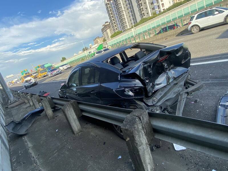 国1中坜路段下午4车追撞,2轿车驾驶轻伤,送医无碍。(记者黄政嘉翻摄) 国1中坜路段下午4车追撞,2轿车驾驶轻伤,送医无碍。(记者黄政嘉翻摄)