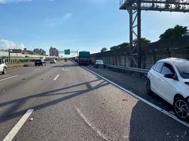 国1中坜路段下午4车追撞,2轿车驾驶轻伤,送医无碍。(记者黄政嘉翻摄) 国1中坜路段下午4车追撞,2轿车驾驶轻伤,送医无碍。(记者黄政嘉翻摄)