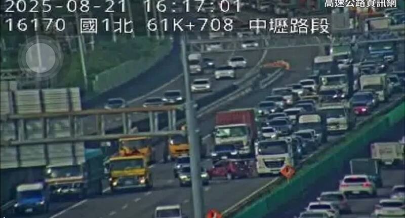 国1中坜路段下午4车追撞2轻伤,大货车驾驶疑车流回堵恍神酿祸,该路段一度大塞车。(记者黄政嘉翻摄) 国1中坜路段下午4车追撞2轻伤,大货车驾驶疑车流回堵恍神酿祸,该路段一度大塞车。(记者黄政嘉翻摄)